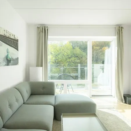 Spacious 1-br W. Private Terrace - 81 *